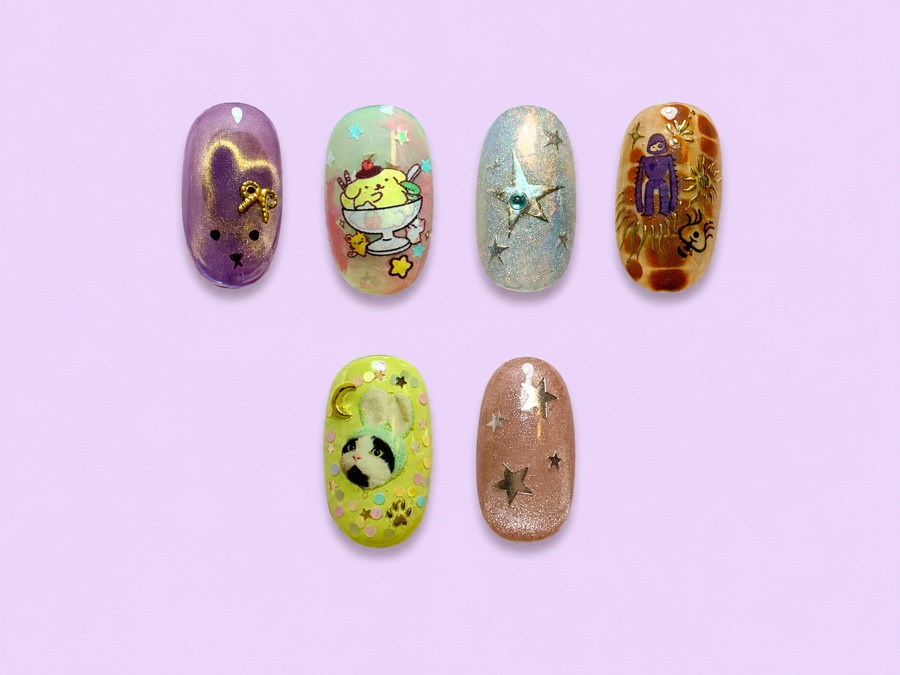Seis uñas del Bento Set: color, glitter, chrome y stickers, todas de superficie lisa.