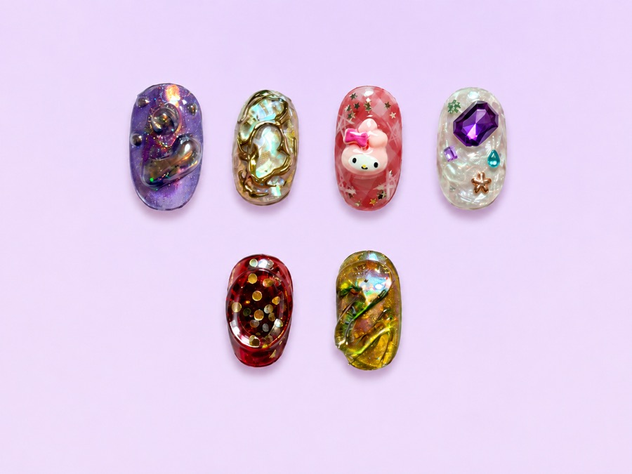 Seis uñas del Omakase Set: relieves 3D, gemas grandes, charms y figuras con volumen.