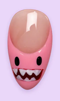 Uña rosa con carita de monstruo y dientes.