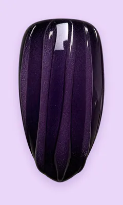 Uña morada con relieve de pliegues.