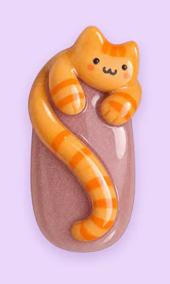 Uña con gato naranja en 3D enroscado.