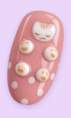 Uña rosa con puntos, gatito y patitas en 3D.