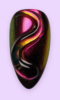 Uña cat eye multicolor con una línea en S en relieve.